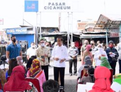 Jokowi Bagikan BMK dan BLT di Pasar Cicaheum, Sekalian Cek Harga Kebutuhan Pokok
