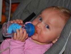 Mengapa Bayi Tidak Diperkenankan Minum Air Putih ? Ini penjelasannya