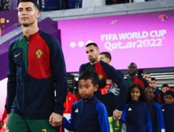Viral Potret Anak Indonesia Digandeng Ronaldo Sebelum Melawan Ghana di World Cup 2022