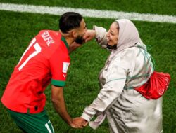 Pemain Maroko Sofiane Boufal Ajak Ibunya Lakukan Selebrasi usai Taklukkan Portugal
