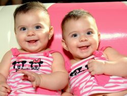 Ajaib! Seorang Wanita Berusia 70 Tahun Berhasil Melahirkan Bayi Kembar