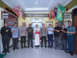 Uskup Katolik Ignatius Kardinal Suharyo Kunjungi TNI dan Polri di Sintang