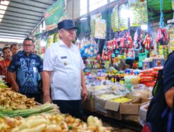 Tinjau Pasar Flamboyan, PJ Gubernur Harisson Pastikan Harga Pokok Terkendali