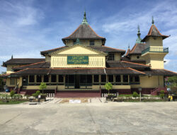 Wisata Religi Bersejarah di Masjid Tertua Kabupaten Sambas