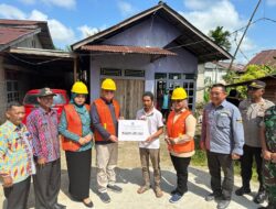 Pj Gubernur Harisson Serahkan Bantuan Renovasi RTLH pada Ortu Qori, Anak Tanpa Tempurung Kepala
