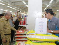 Pj Gubernur Harisson Sidak Sejumlah Pasar Ritel Pantau Harga dan Stok Beras