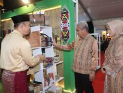 Pj Gubernur Harisson dan Pj Ketua Dekranasda Windy Sambangi Stand Pameran Dekranasda di Solo