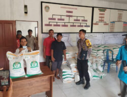 Bhabinkamtibmas Lakukan Pengecekan Penyaluran Bantuan Pangan Berupa Beras di Desa Ongkol Padang