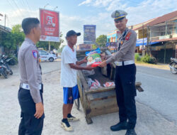 Jumat Berkah, Satlantas Polres Sekadau Bagikan Beras untuk Lansia dan Pemulung