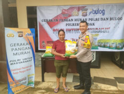 Gerakan Pangan Murah Polri dan Bulog di Sengah Temila, Warga Antusias Dapatkan Beras Murah