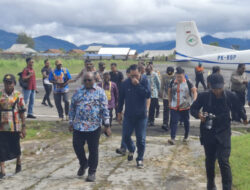 Danpos Korpasgat Enarotali dan Forkopimda Sambut Kedatangan Gubernur Papua Tengah