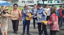 Satgas Korpasgat Dampingi Kedatangan Wakil Gubernur Papua Tengah di Bandara Enarotali, Hut ke 29 Kabupaten Paniai